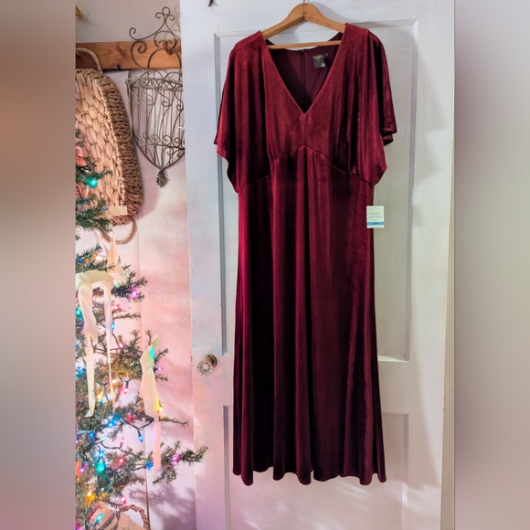 Taylor Dresses & Skirts - Taylor doleman sleeve stretch velvet dress 20W